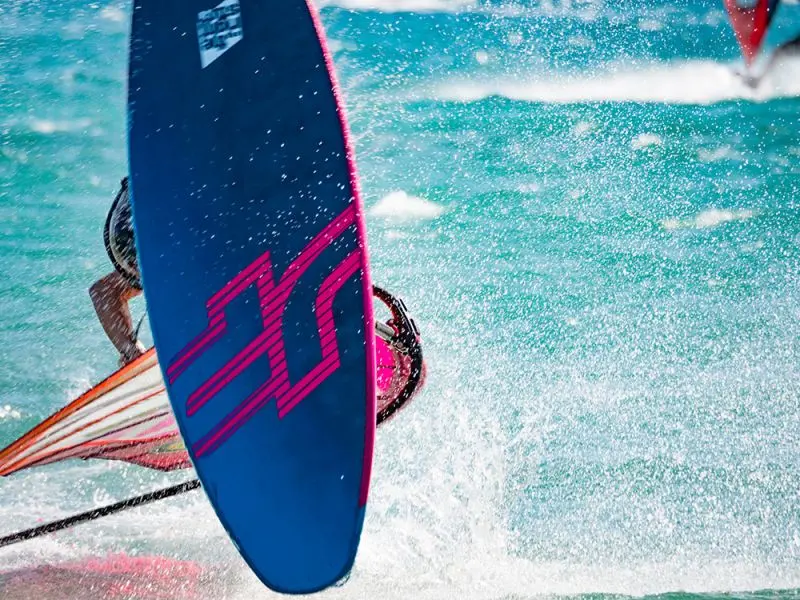 Windsurfař na vodě
